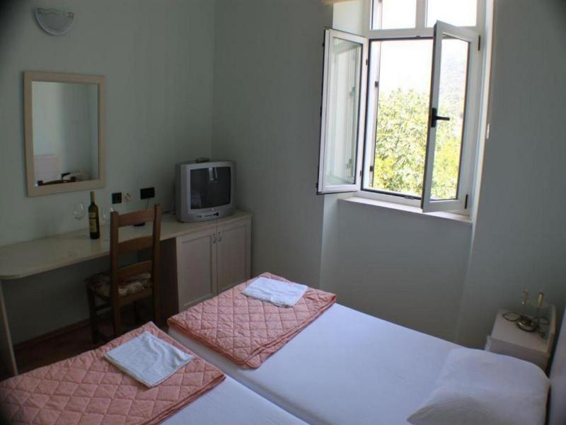 Double Room with Garden View image 4