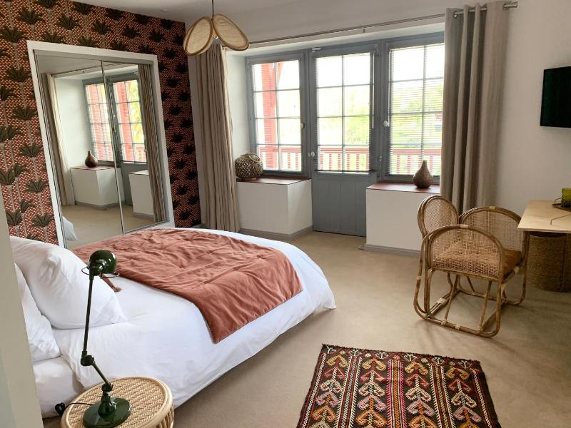 Double Room with Pool View image 1