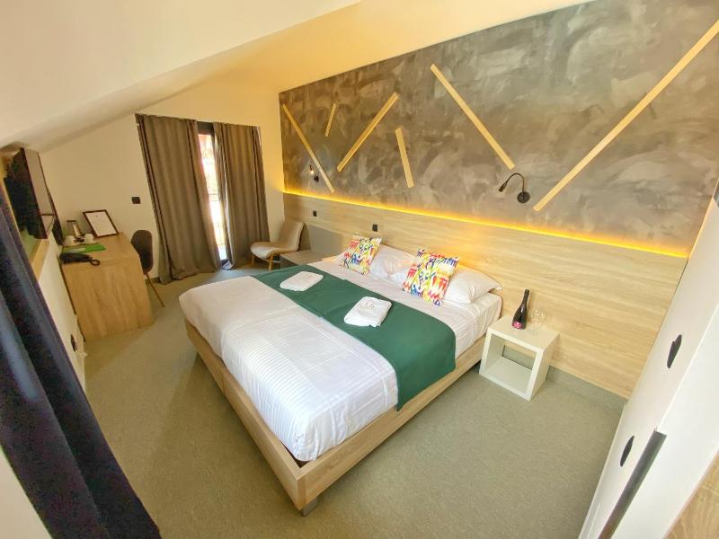 Standard Double or Twin Room image 4