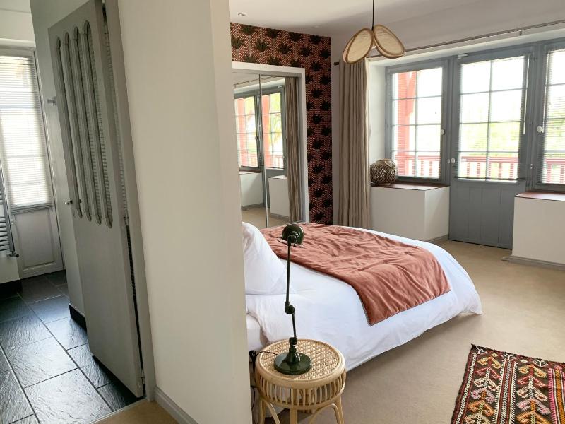 Double Room with Pool View image 3