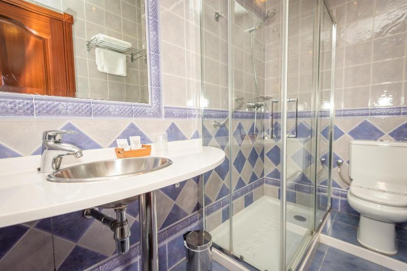 Double or Twin Room image 4