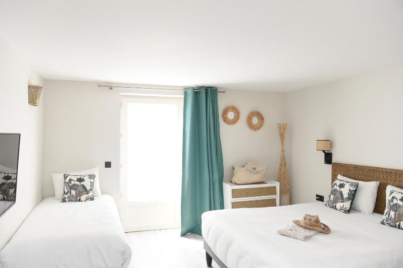Triple Room with Terrace and Garden image 3