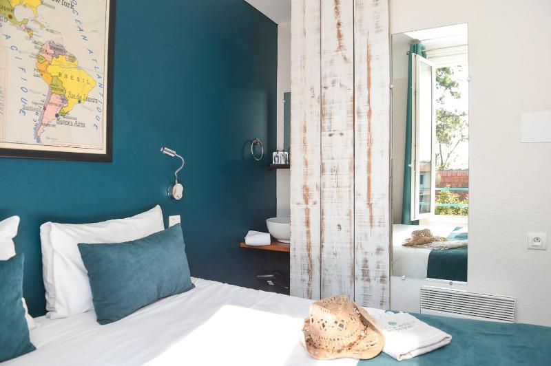 Small Double Room- Garden Side image 3