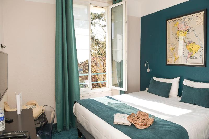 Small Double Room- Garden Side image 4
