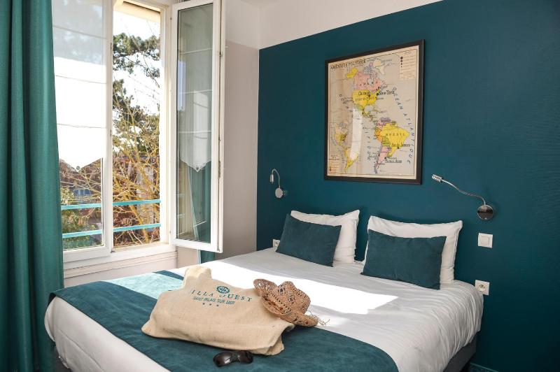 Small Double Room- Garden Side image 1
