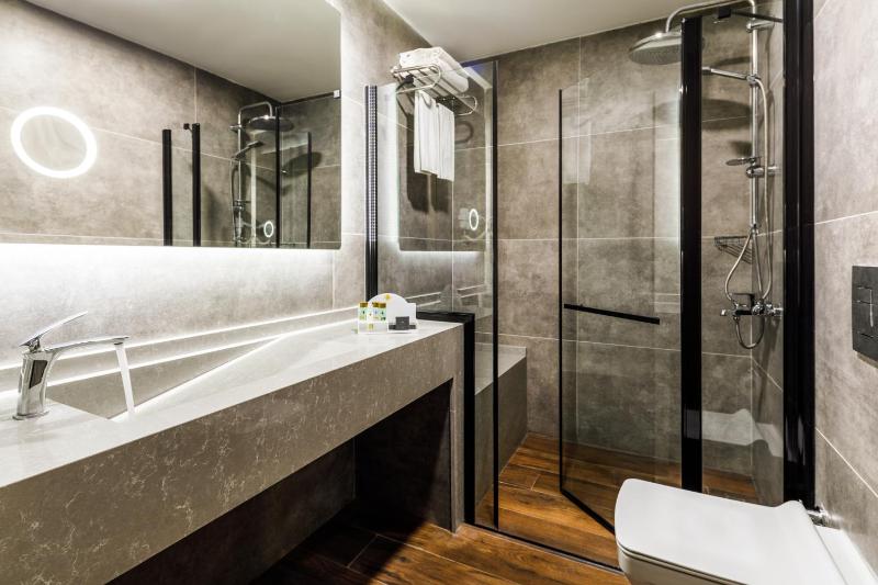 Deluxe Family Suite image 3