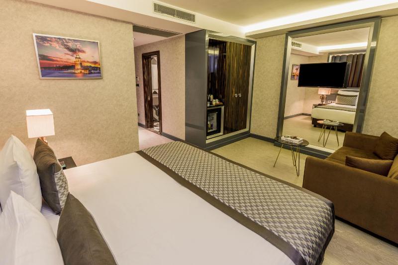 Deluxe Double or Twin Room image 2