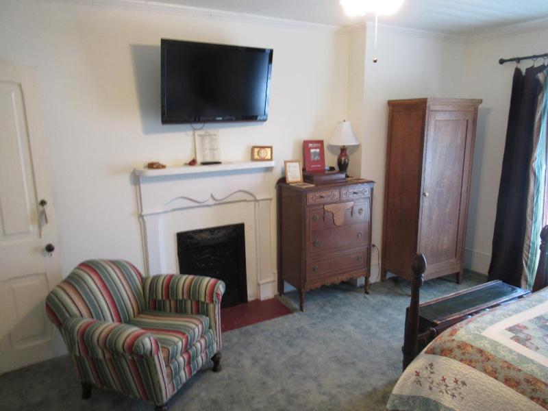 Standard King Room image 4