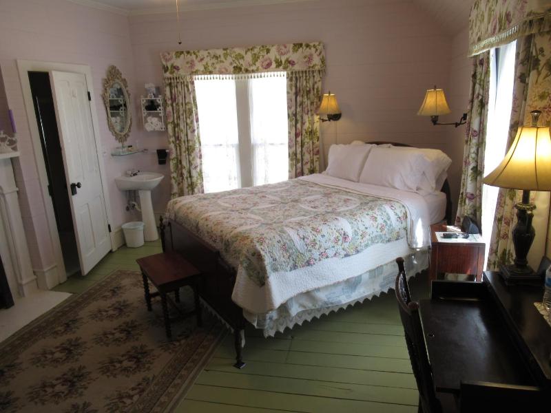Standard Queen Room image 4
