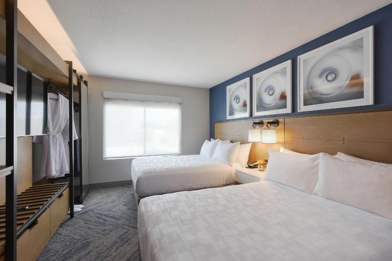 One-Bedroom Double Suite with Pool View - High Floor image 2