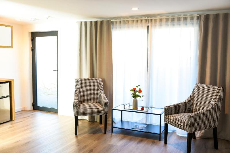 Deluxe King Room image 4