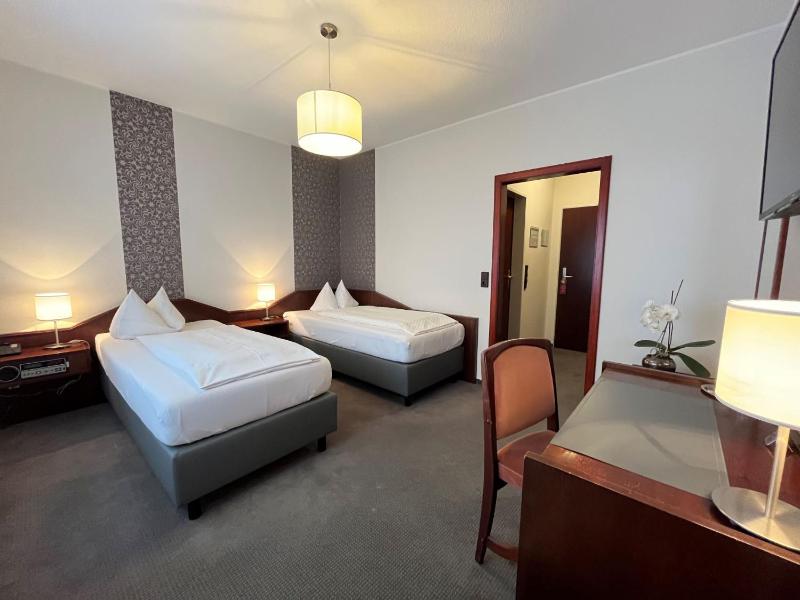 Standard Twin Room image 1
