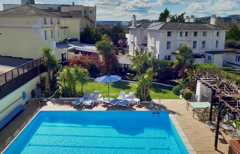 Deluxe Double Room with Pool View image 1