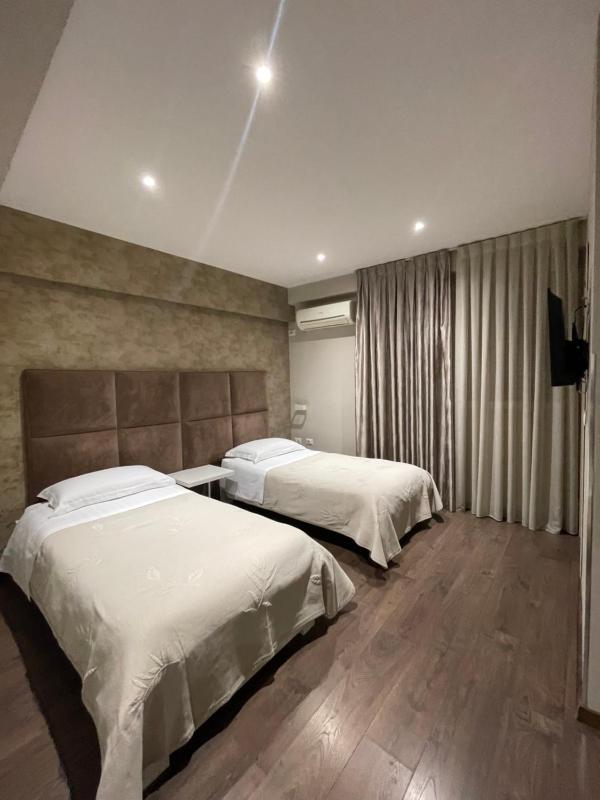 Twin Room image 3
