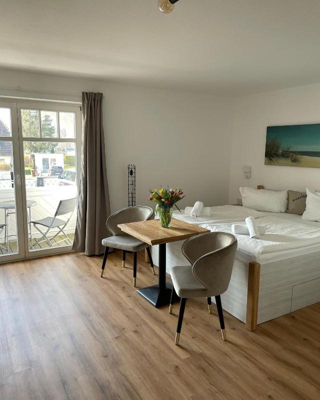 Deluxe Double Room with Balcony image 4