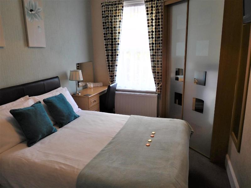 Double Room image 4