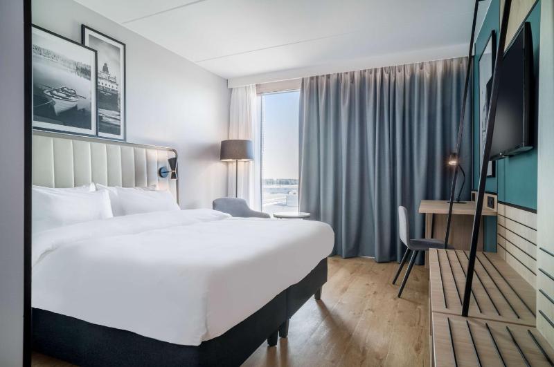 Superior Room with Runway View image 1