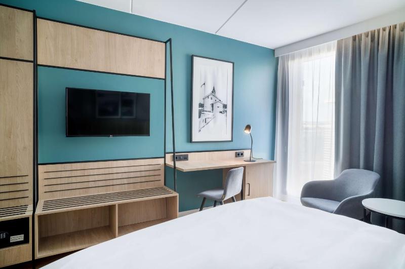 Superior Room with Runway View image 2