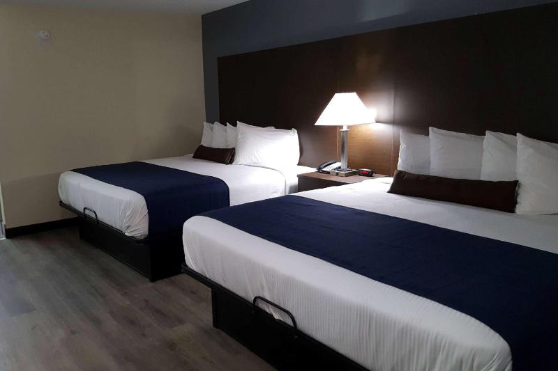 Queen Room with Two Queen Beds - Non-Smoking image 2