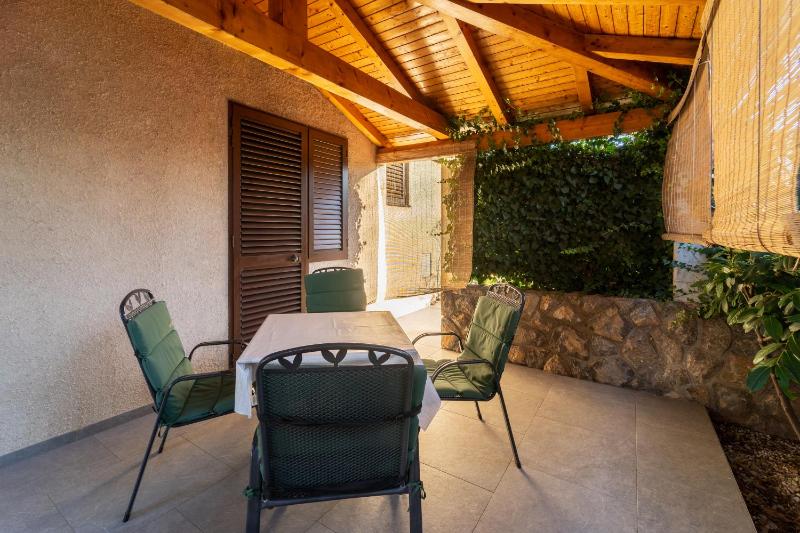 One-Bedroom Apartment image 4