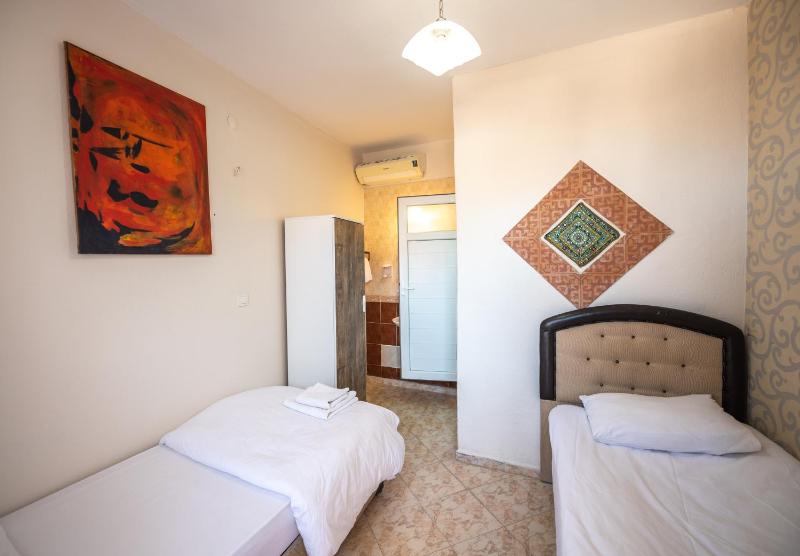 Standard Twin Room image 4