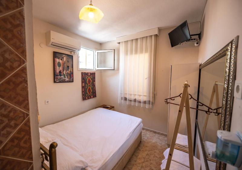 Budget Double Room image 3