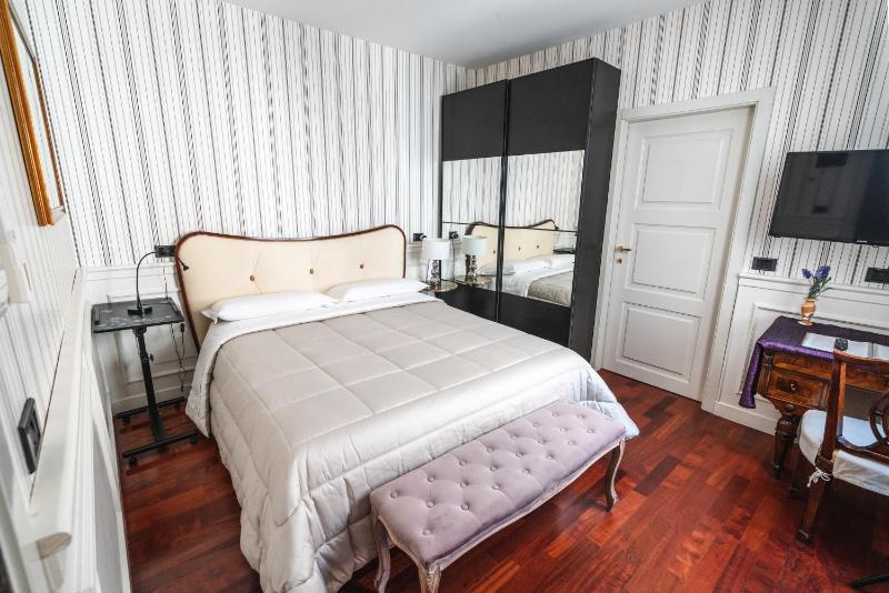 Deluxe Double Room image 3