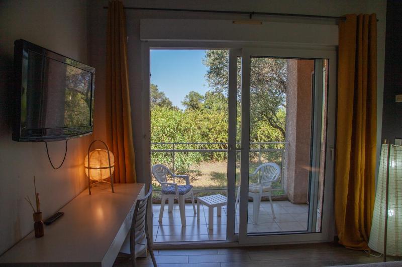 Double or Twin Room with Garden View image 3