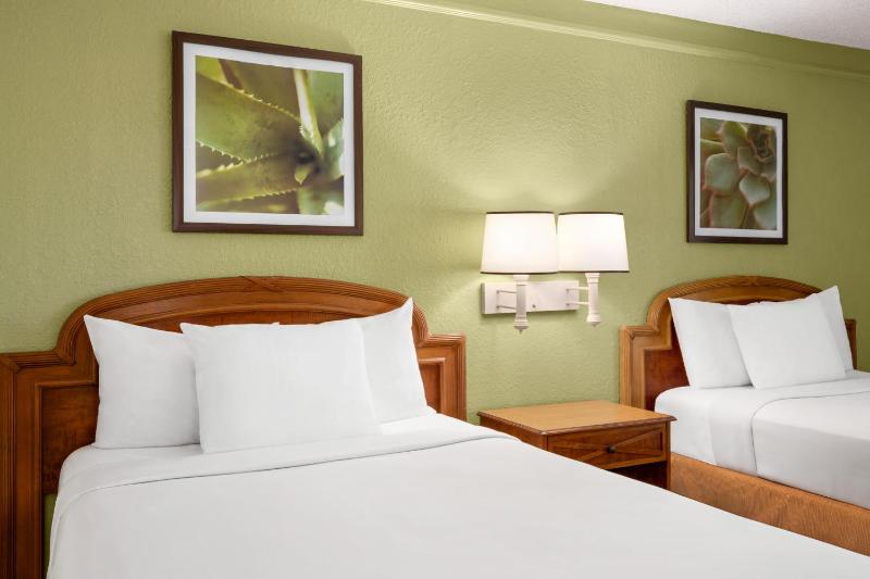 Double Room with Two Double Beds and Roll-In Shower - Mobility Access/Non-Smoking image 4