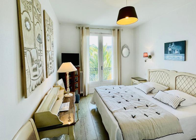Queen Room with Balcony image 3
