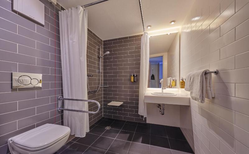 Standard Queen Room - Disability Access image 3