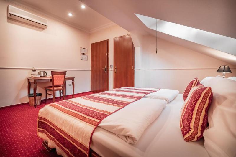 Economy Double Room image 3