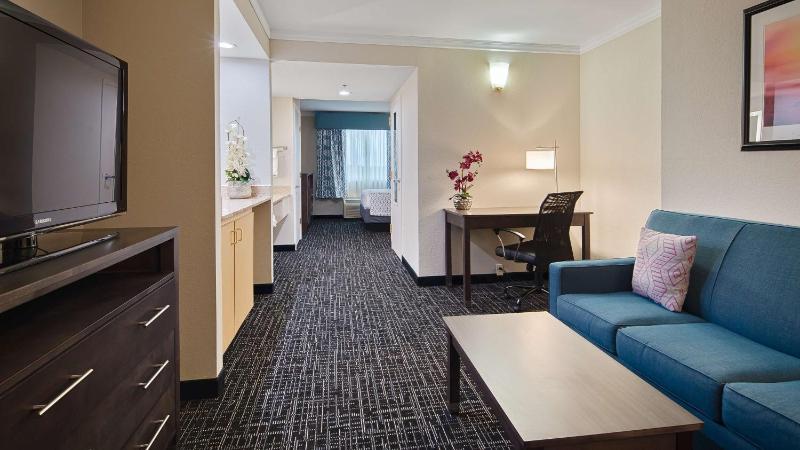 King Suite - Non-Smoking image 3