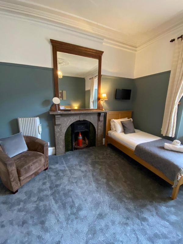 Double or Twin Room image 3