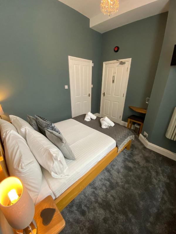 Economy Double Room image 3