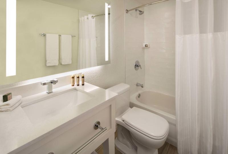 ​Studio Suite Ocean View Two Queens image 2