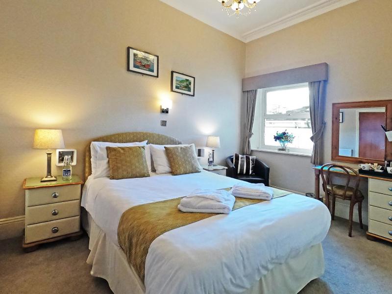 Compact Double Room image 1
