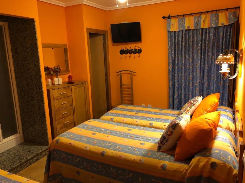 Double Orange Room image 2