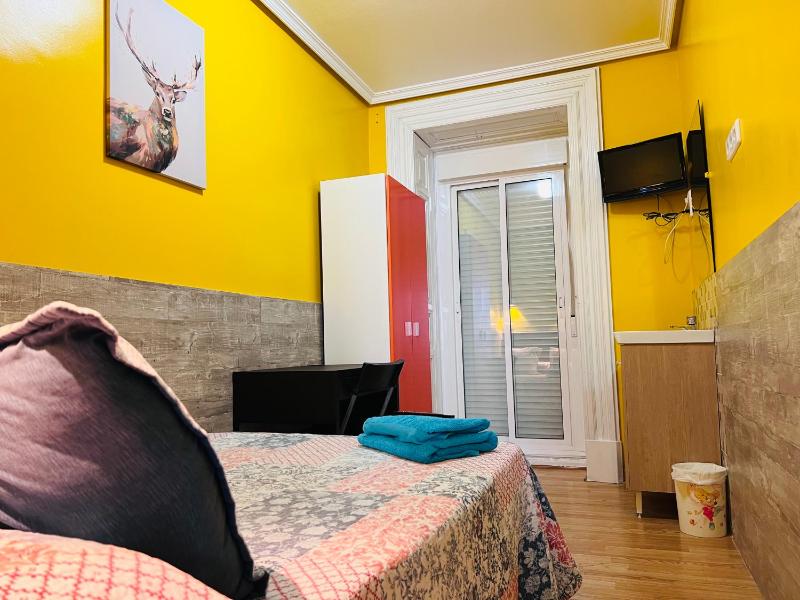 Double Room with Shared Bathroom image 3