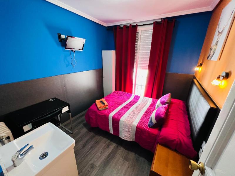 Double Room with Shared Bathroom image 4