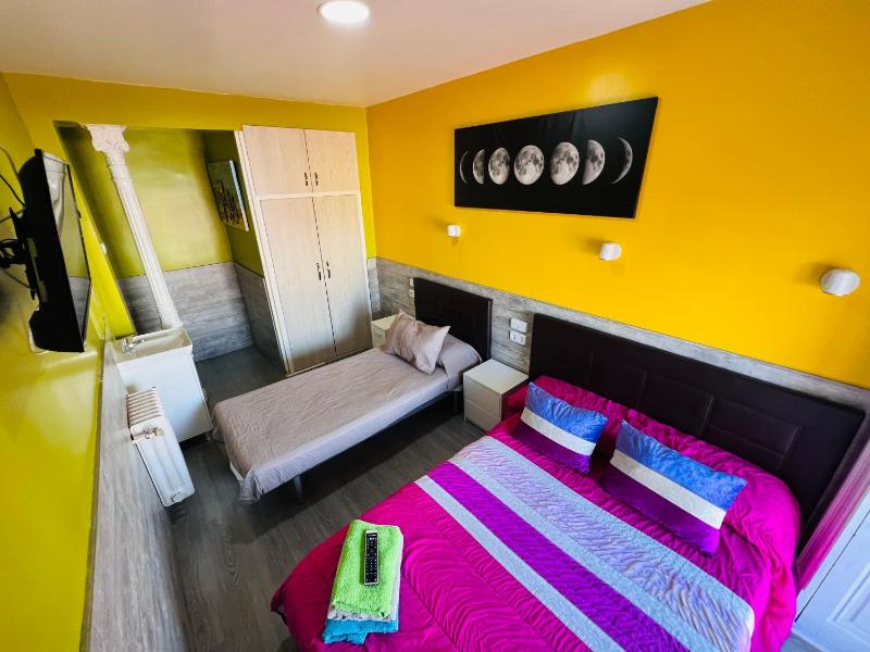 Triple Room with Shared Bathroom image 4