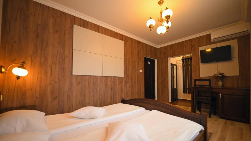 Standard Double Room image 3