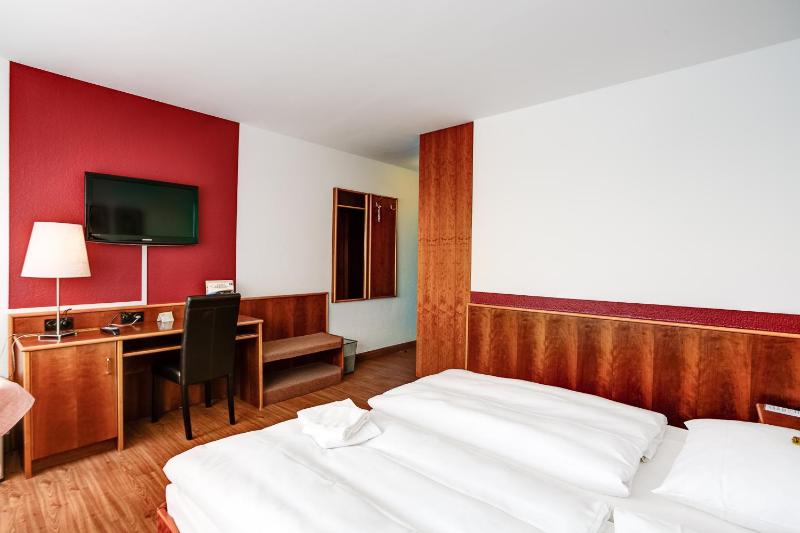 Double Room image 3