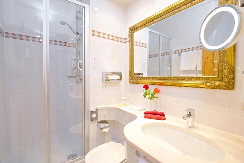 Deluxe Double Room (1 Adult) image 1