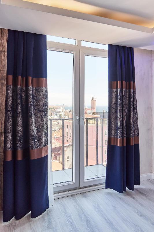 Double Room with Balcony and Sea View image 2