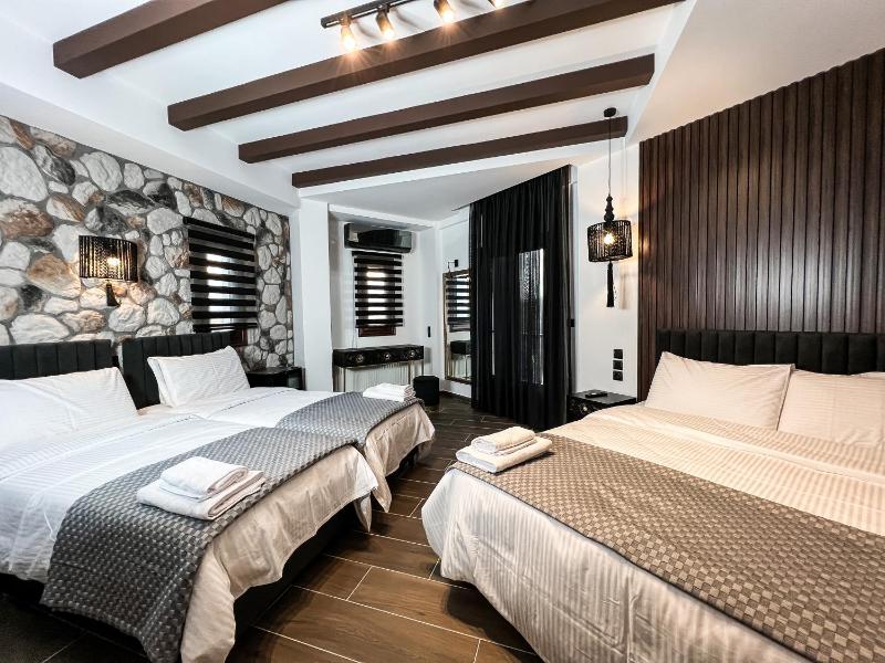 Quadruple Room image 1