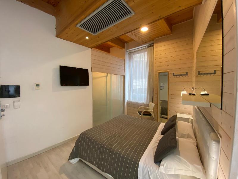 Double Room image 3