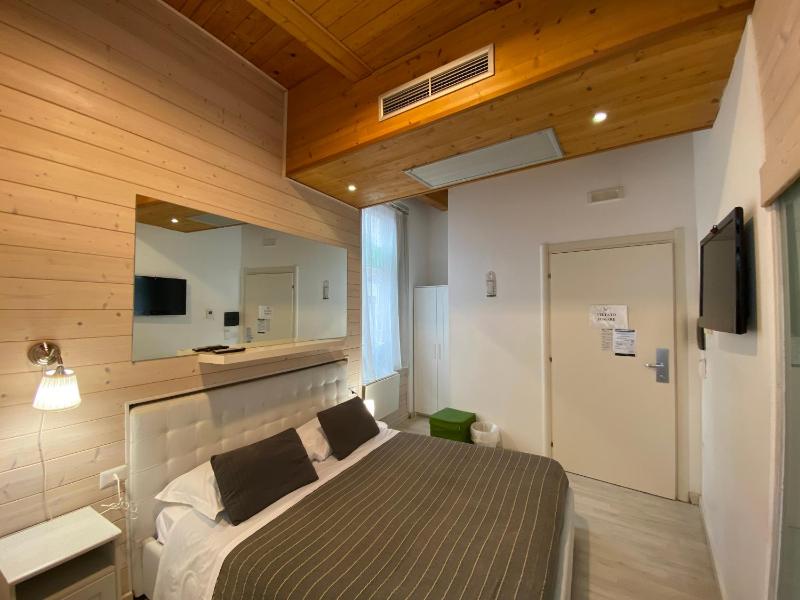 Double Room image 4