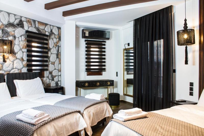 Triple Room with Meteora View image 3