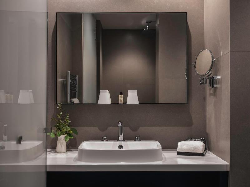 Classic Double Room image 2